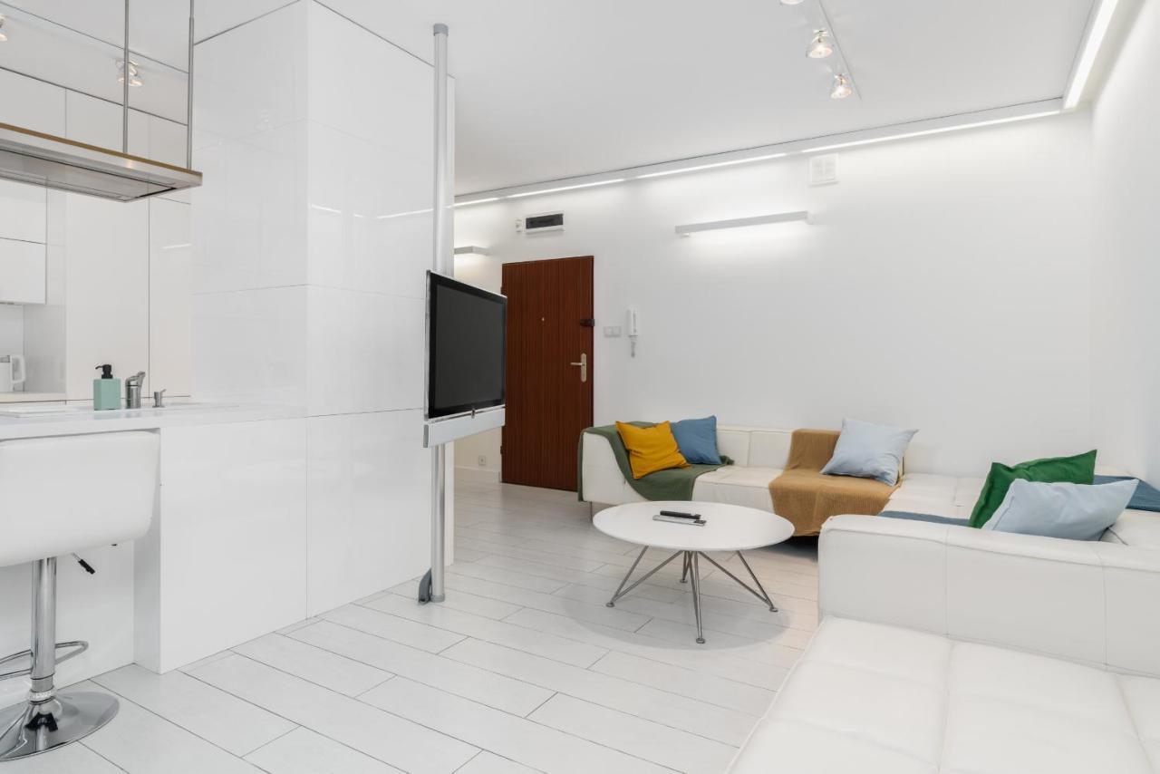 Modern Minimalism Near Old Market By Renters Apartamento